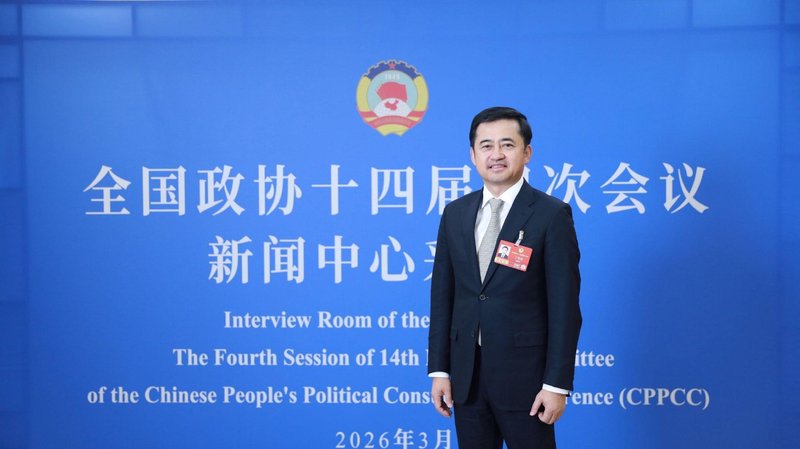 丁世忠两会建言，体育产业乘政策东风；安踏借赛事活力，应对市场起伏。