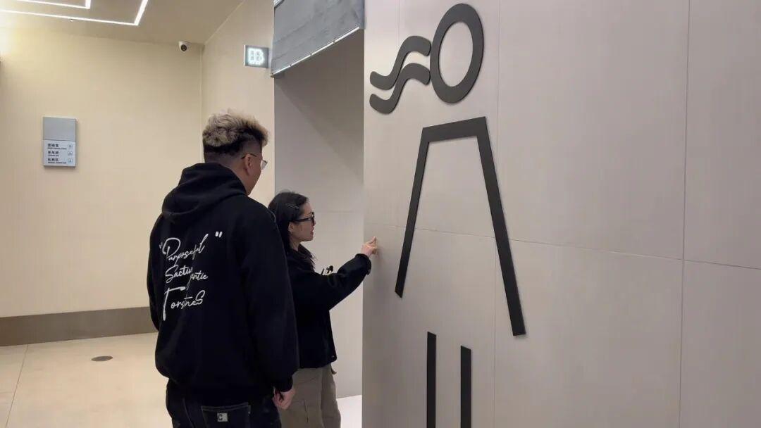 健身房私密区突发意外,女子遭遇尴尬一幕,心理压力骤增。 健康养生