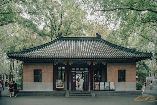 战火波及全球资源流动；三大关键物资供应链遭遇重创。